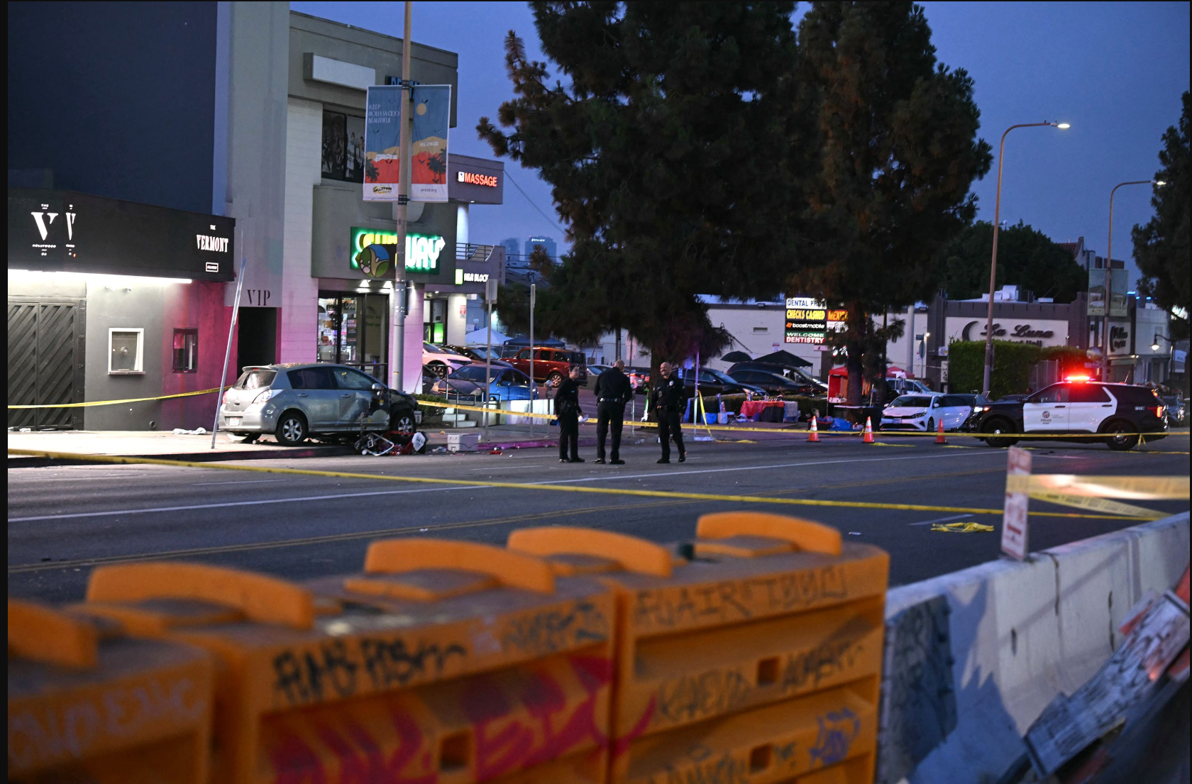 برخورد یک خودرو با جمعیت در لس‌آنجلس ۳۰ زخمی بر جا گذاشت