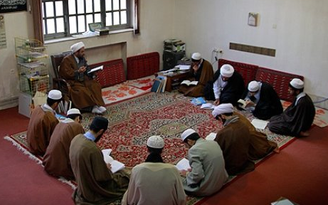 دبیر جامعه روحانیت مبارز شیراز: نهادها برای بهبود معیشت طلاب برنامهریزی کنند