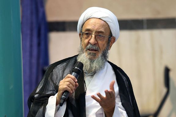 هادی غفاری: قبلا برای آخوند در اتوبوس از جا بلند میشدند، اما الان عمامه میپرانند