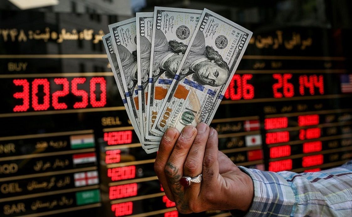 بزيادة ألفي تومان في أسبوع.. سعر الدولار يتجاوز 30 ألف تومان في السوق الإيرانية  