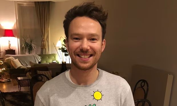 والد الدبلوماسي السويدي المعتقل في إيران يطالب بالإفراج عن ابنه.. ويصف سجنه بـ"الجحيم"