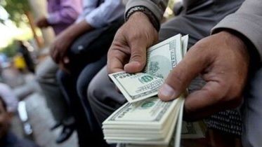 تراجع كبير للعملة الإيرانية والدولار الأميركي يتجاوز 73 ألف تومان