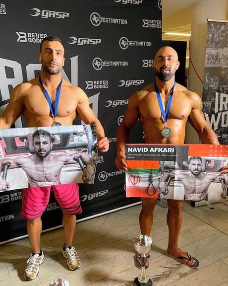 تقدیم مدال به نوید افکاری توسط ورزشکاران ایرانی