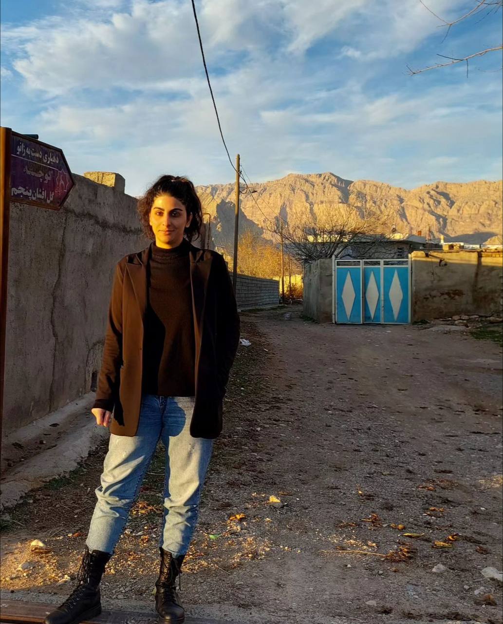 سپیده رشنو فعال مخالف حجاب اجباری برای تحمل ۴ سال حبس به زندان می‌رود