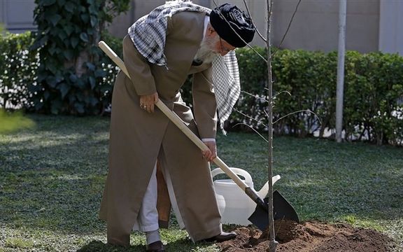 سرپرست تیم پزشکی خامنهای: سن خامنهای کم نیست، اما خیلی کار میکند