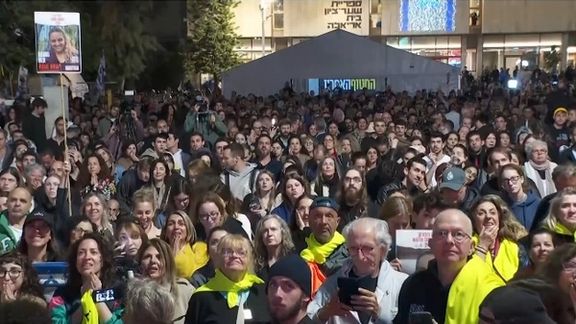 تجمع شهروندان اسرائیلی در میدان شهر تلآویو برای استقبال از سه زن گروگانی که یکشنبه آزاد میشوند