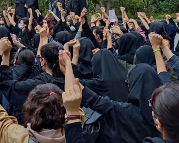 فراخوان جوانان محلات تهران برای تجمع روز شنبه؛ سه روز عزای عمومی برای کشتار دانشآموزان