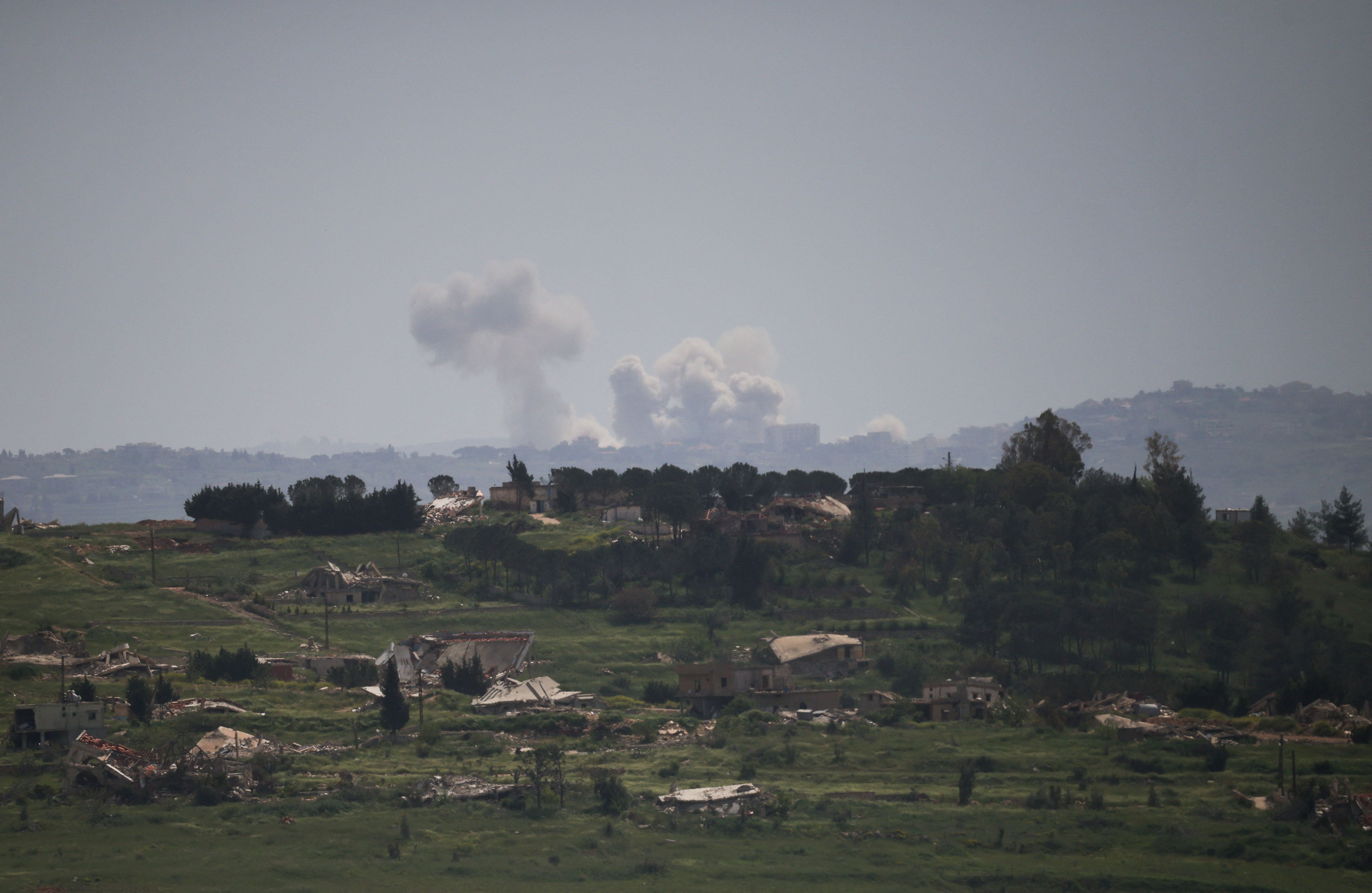 ستون دود بر فراز مناطق جنوبی لبنان پس از حملات اسرائیل، ۶ اردیبهشت ۱۴۰۵ - رویترز