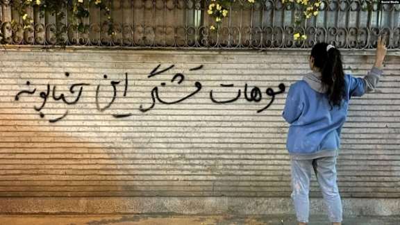 An Iranian woman unveiling in public to protests against the mandatory hijab