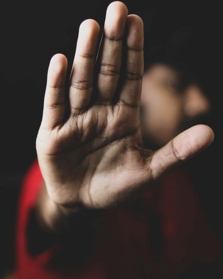 وبسایت رکنا: دختری ۱۵ ساله در تهران به دست هفت مرد در باغ مورد تجاوز قرار گرفت