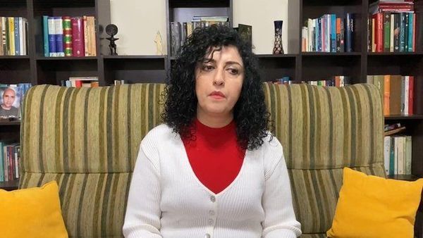 الناشطة الإيرانية نرجس محمدي تفوز بجائزة "حرية الكتابة" السنوية من جمعية القلم الأميركية