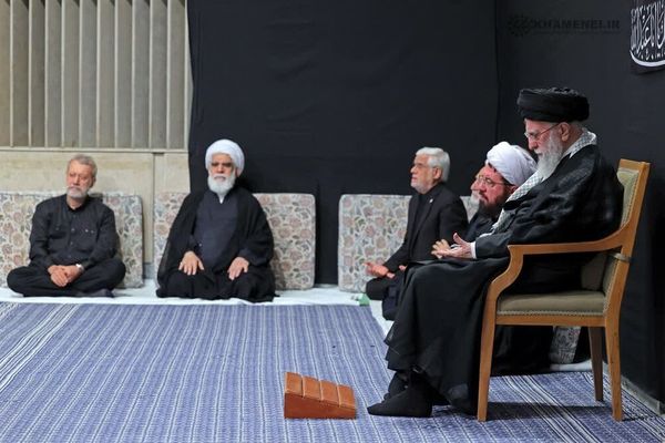 تقارير متضاربة عن وقوع اشتباكات مسلحة قرب مكتب خامنئي في شارع باستور وسط طهران