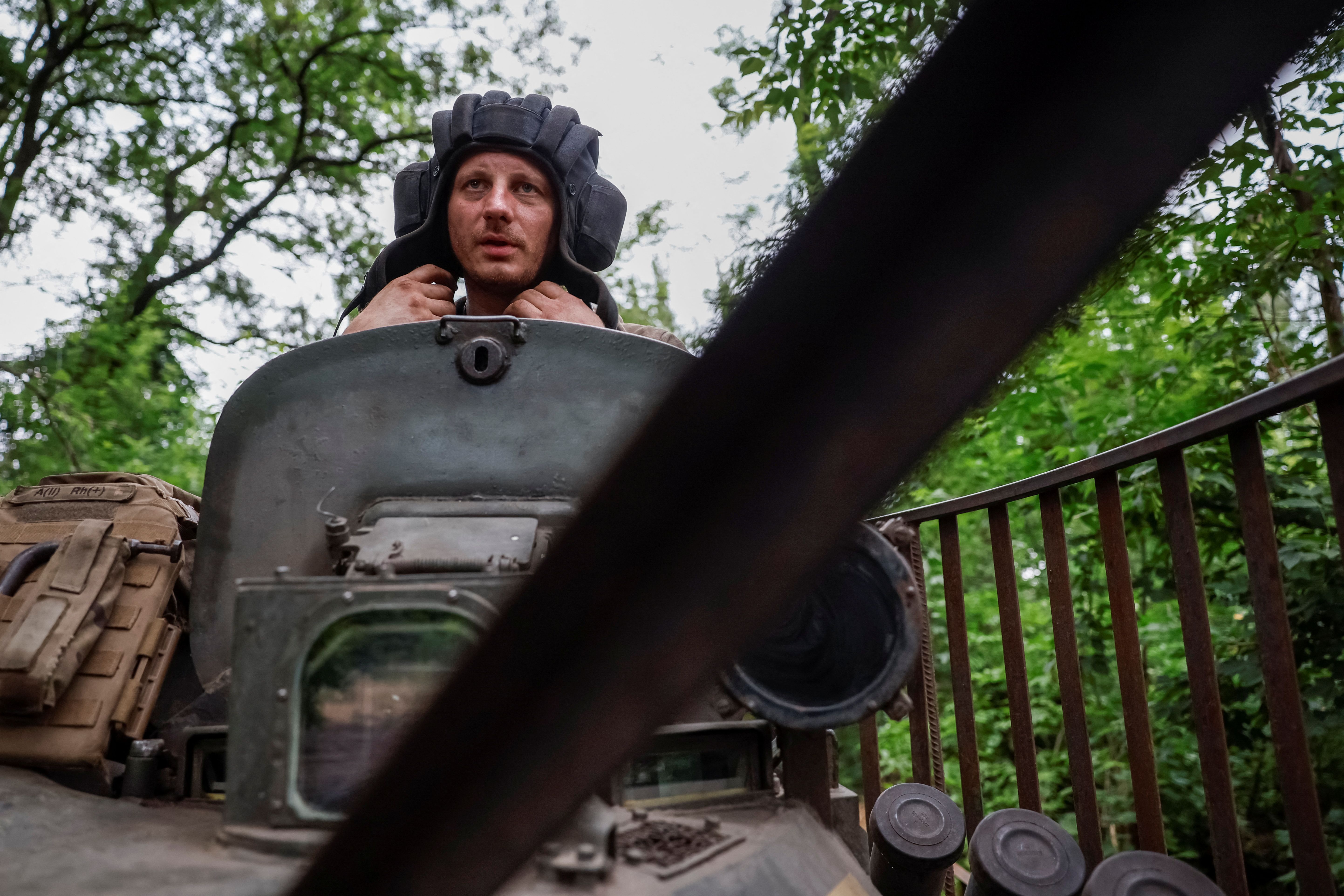 سرباز اوکراینی در نزدیکی خط مقدم نبرد با روسیه، دونتسک اوکراین، ۲۵ خرداد