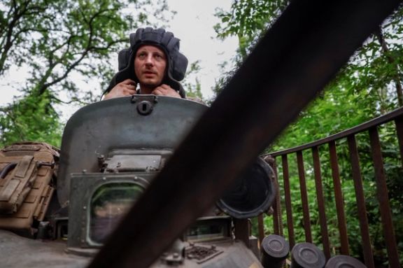 سرباز اوکراینی در نزدیکی خط مقدم نبرد با روسیه، دونتسک اوکراین، ۲۵ خرداد