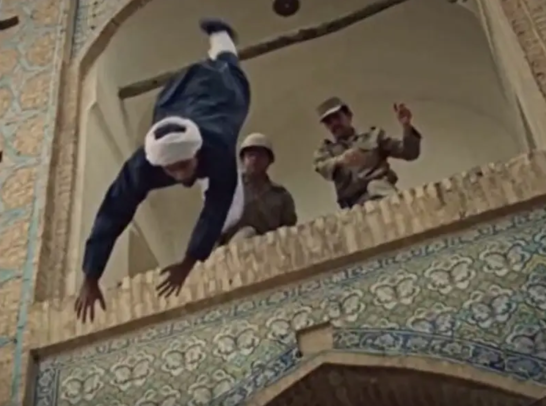 استقبال کاربران فضای مجازی از صحنه حمله نظامیان به آخوندها در سریال سرزمین مادری