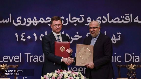 Russian Deputy Prime Minister Alexander Novak (left) and Iranian Oil Minister Javad Owji during a ceremony to sign energy agreements in Tehran on May 25, 2022