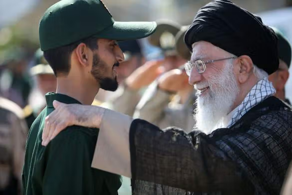 "بلومبرغ": انهيار "محور المقاومة" قد يدفع الحرس الثوري الإيراني إلى "الردع النووي"