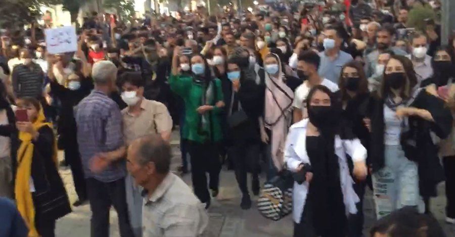 جماعات سياسية تعلن دعمها للاحتجاجات والإضراب اليوم الاثنين في إيران