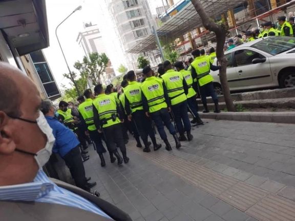 قوات الأمن الإيرانية تفرق تجمعًا احتجاجيًا لمتقاعدي الاتصالات في طهران