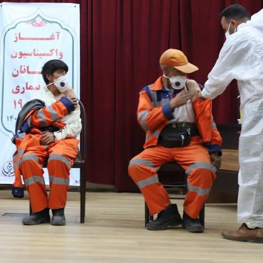 رییس شبکه بهداشت علیآباد کتول به خاطر استفاده از واکسن کرونای سهمیه پاکبانان برکنار شد