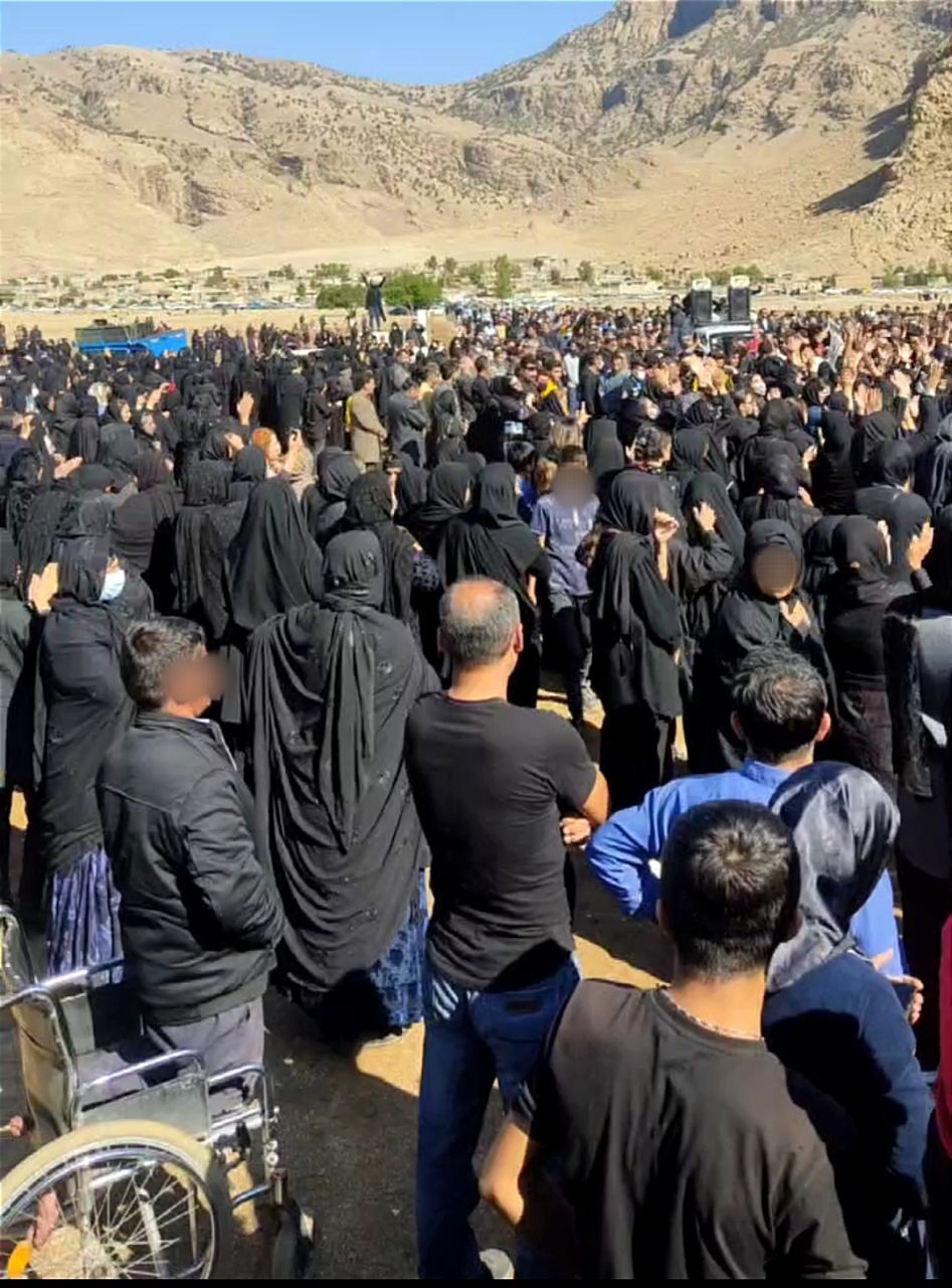 المحتجون الإيرانيون يشيعون ضحاياهم.. ووالدة طفل قتيل تصف النظام بـ"القاتل"