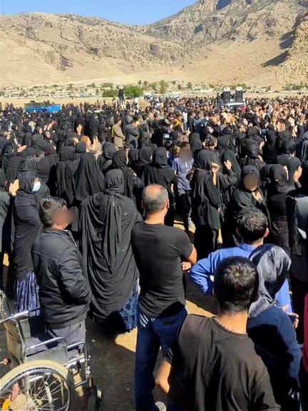 المحتجون الإيرانيون يشيعون ضحاياهم.. ووالدة طفل قتيل تصف النظام بـ"القاتل"