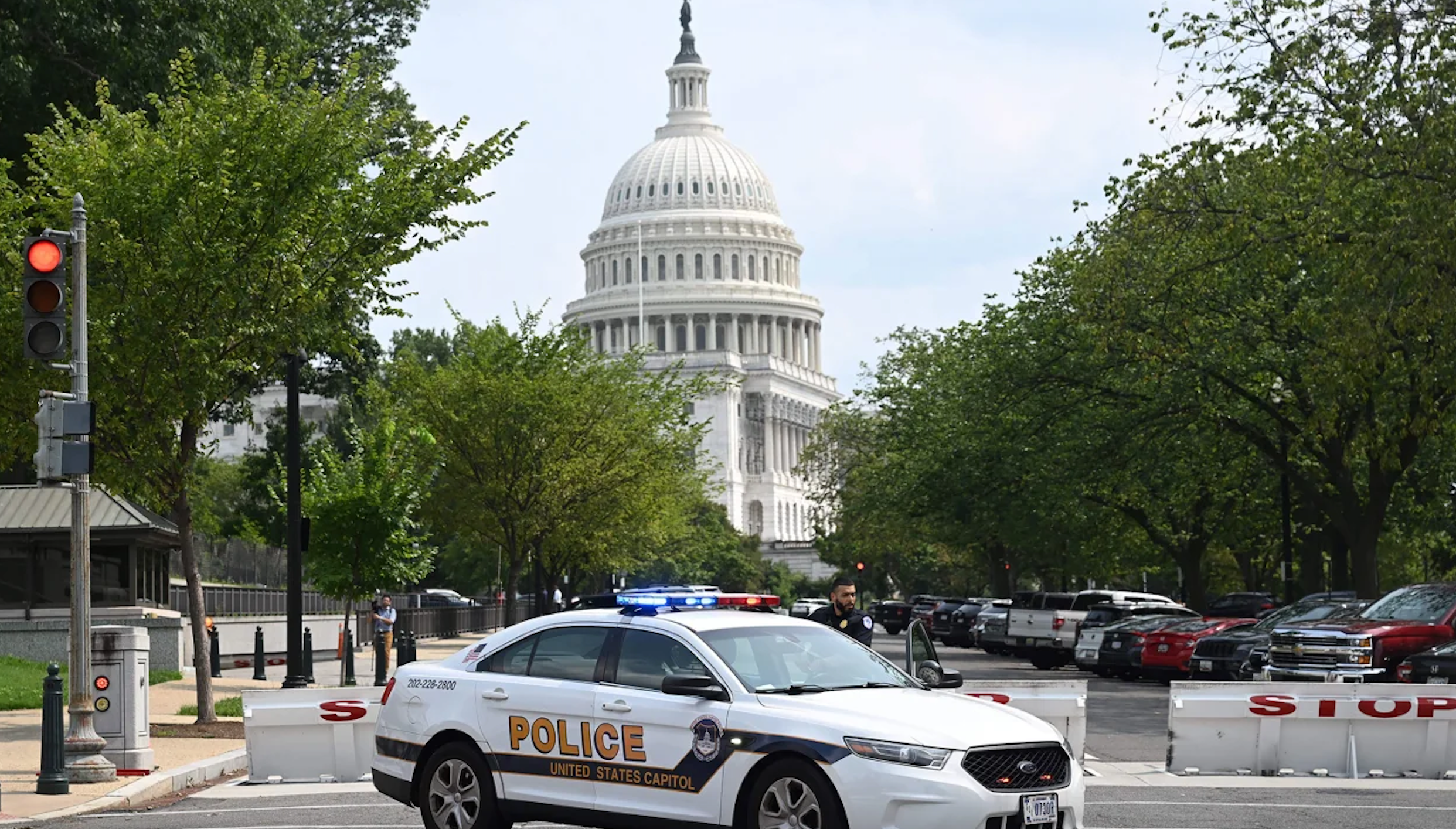 پلیس حضور فرد مسلح در ساختمان کنگره آمریکا را رد کرد و این خبر را به تماس مزاحم نسبت داد