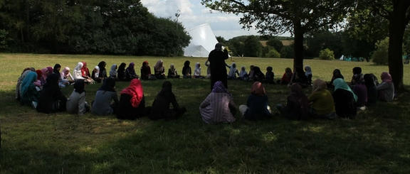 دعوات في بريطانيا لإلغاء معسكر صيفي للأطفال تنظمه جماعة مرتبطة بالنظام الإيراني