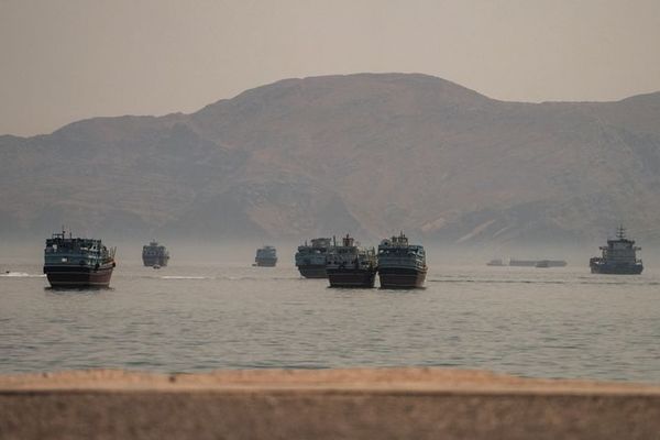 تهران همزمان با پیشبرد طرح دریافت عوارض، میانجیها را به بستن دوباره تنگه هرمز تهدید کرد