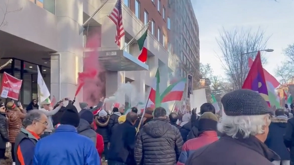 ایرانیان حاضر در تظاهرات واشینگتن، مقابل دفتر حافظ منافع جمهوری اسلامی تجمع کردند