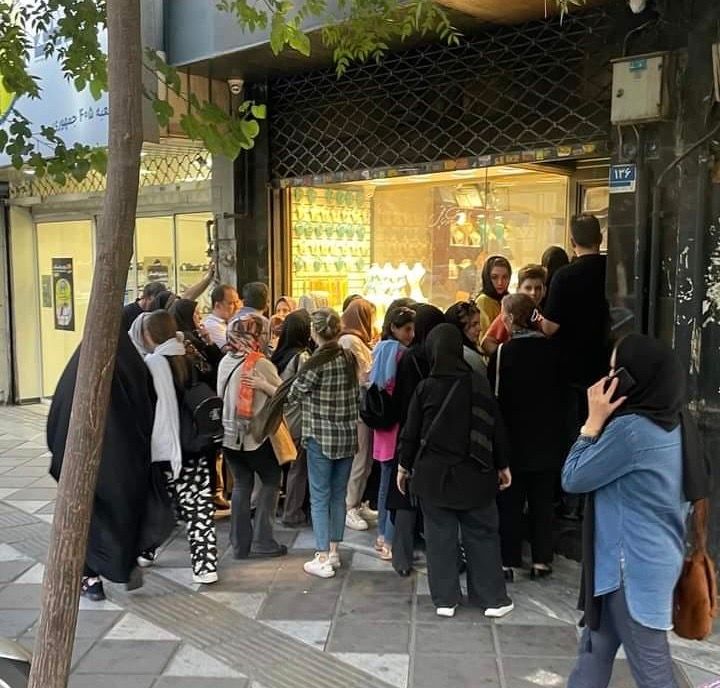 What prompted Iranians’ rush to buy gold on Sunday?