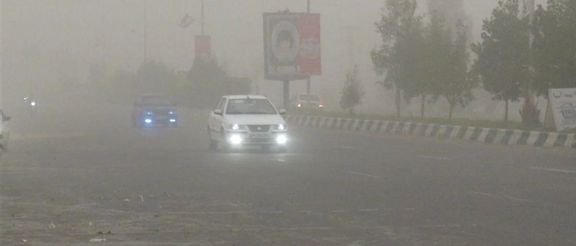 تصادف زنجیرهای ۲۰ خودرو در طوفان گرد و خاک کنارگذر شرق اصفهان