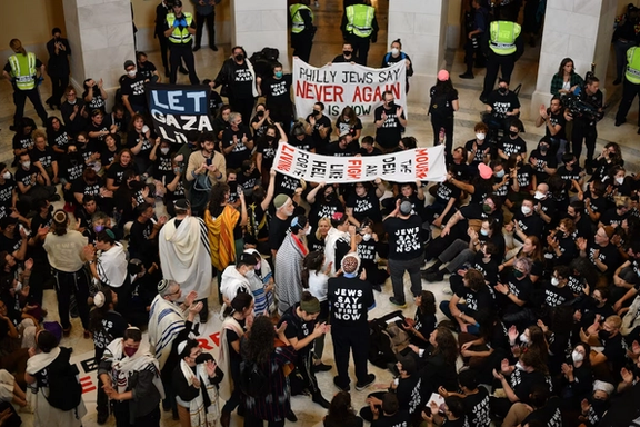 پلیس ساختمان کنگره آمریکا ۳۰۰ معترض را در تجمع یهودیان ضد جنگ در کنگره بازداشت کرد
