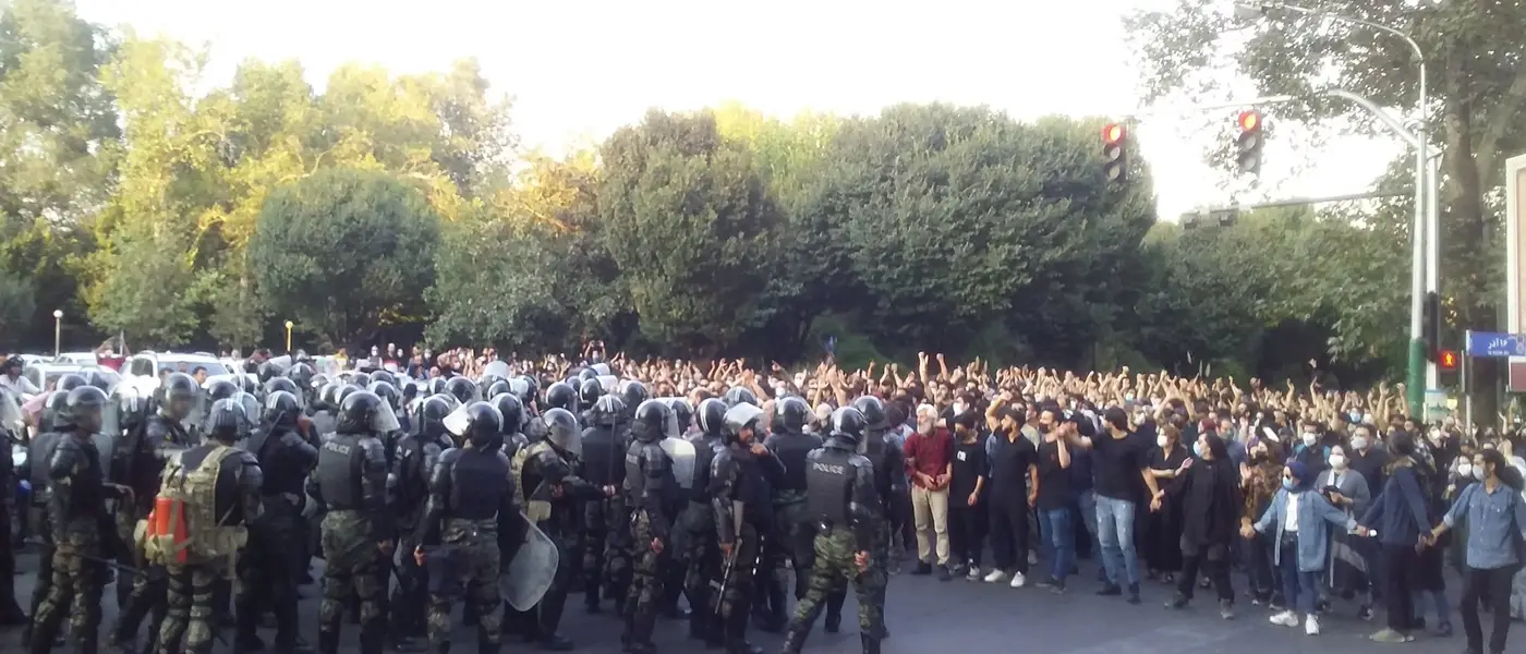 سحق الحريات وزيادة الاعتقالات والإعدامات.. النظام الإيراني يواصل قمع انتفاضة "مهسا أميني"