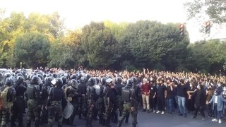 سحق الحريات وزيادة الاعتقالات والإعدامات.. النظام الإيراني يواصل قمع انتفاضة "مهسا أميني"