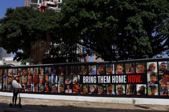 تصاویر گروگانهای در بند حماس بر روی دیواری در تلآویو، یکشنبه دوم اردیبهشت