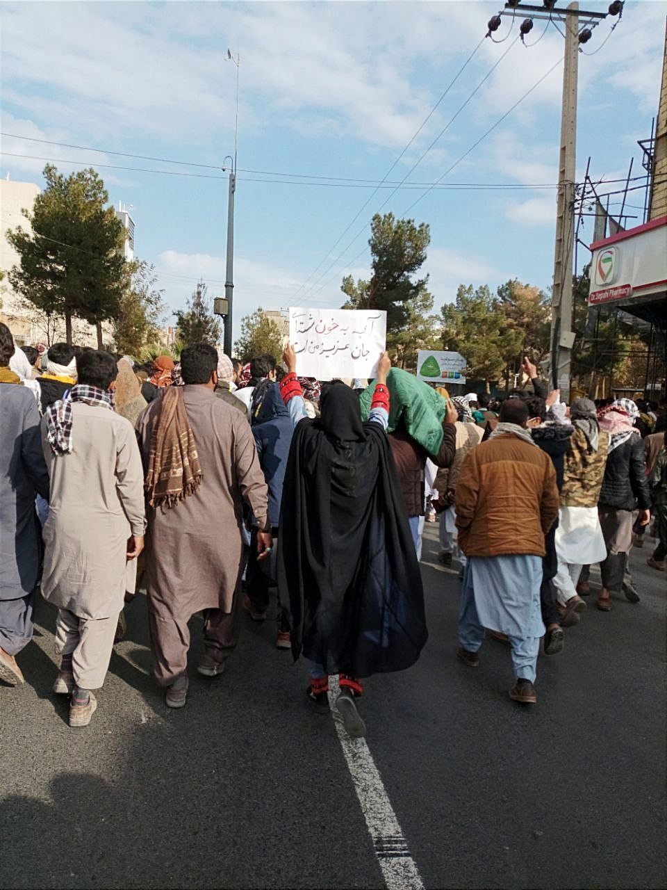 حضور واسع لنساء البلوش في احتجاجات زاهدان يرفعن شعارات تندد بجرائم النظام الإيراني