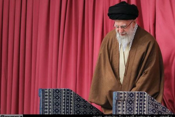 رسانه نزدیک به پزشکیان: برای سخنرانی خامنهای رنگهای شادتر انتخاب شد