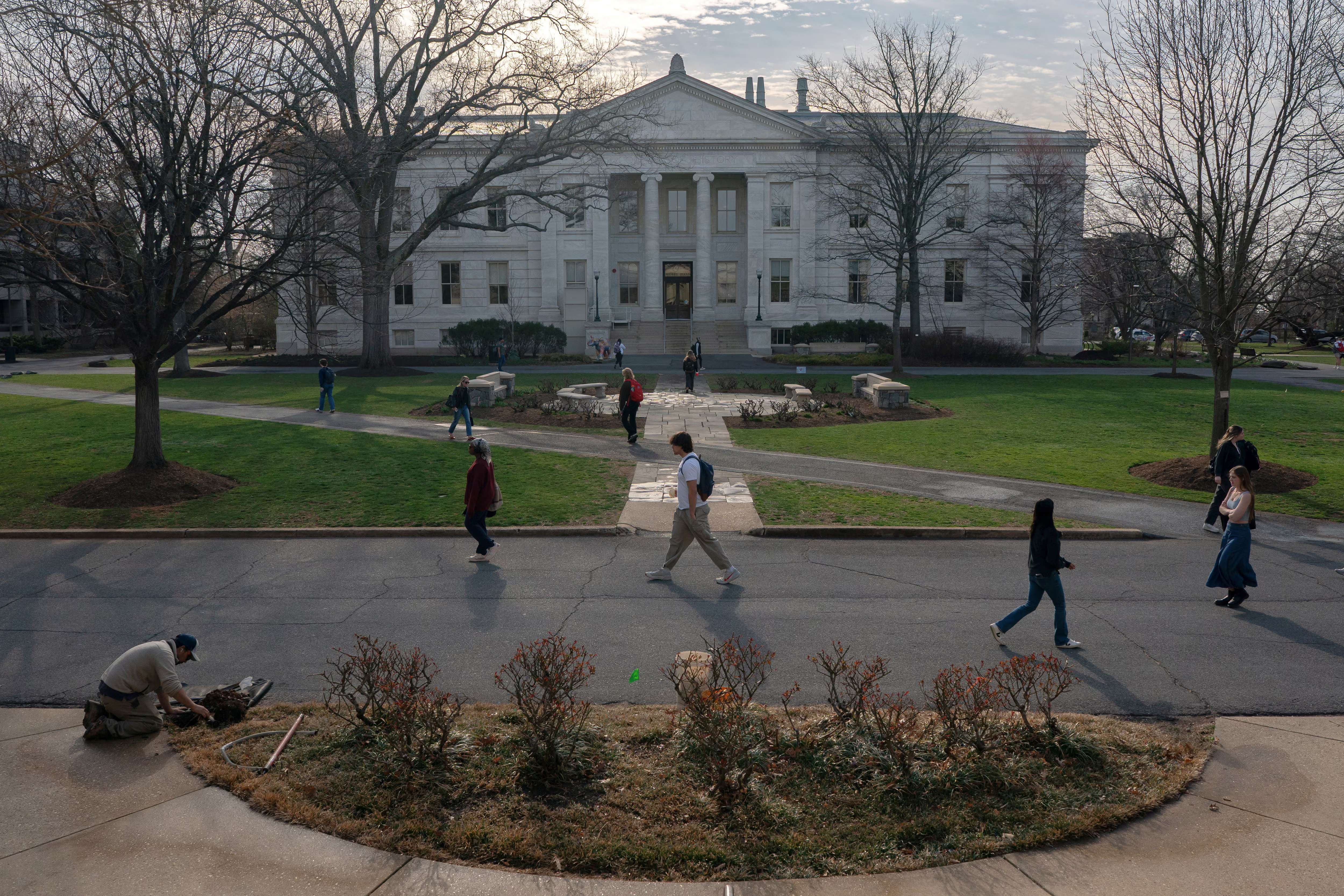 دولت ترامپ به سفارتخانه‌های آمریکا دستور داد مصاحبه‌های ویزای دانشجویی متوقف شوند
