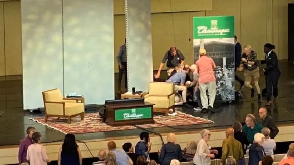 سلمان رشدی، تابستان سال ۲۰۲۲، مورد حمله قرار گرفت. رشدی، ۷۷ ساله، هفتهها پس از این حمله در بیمارستان بستری بود.د.