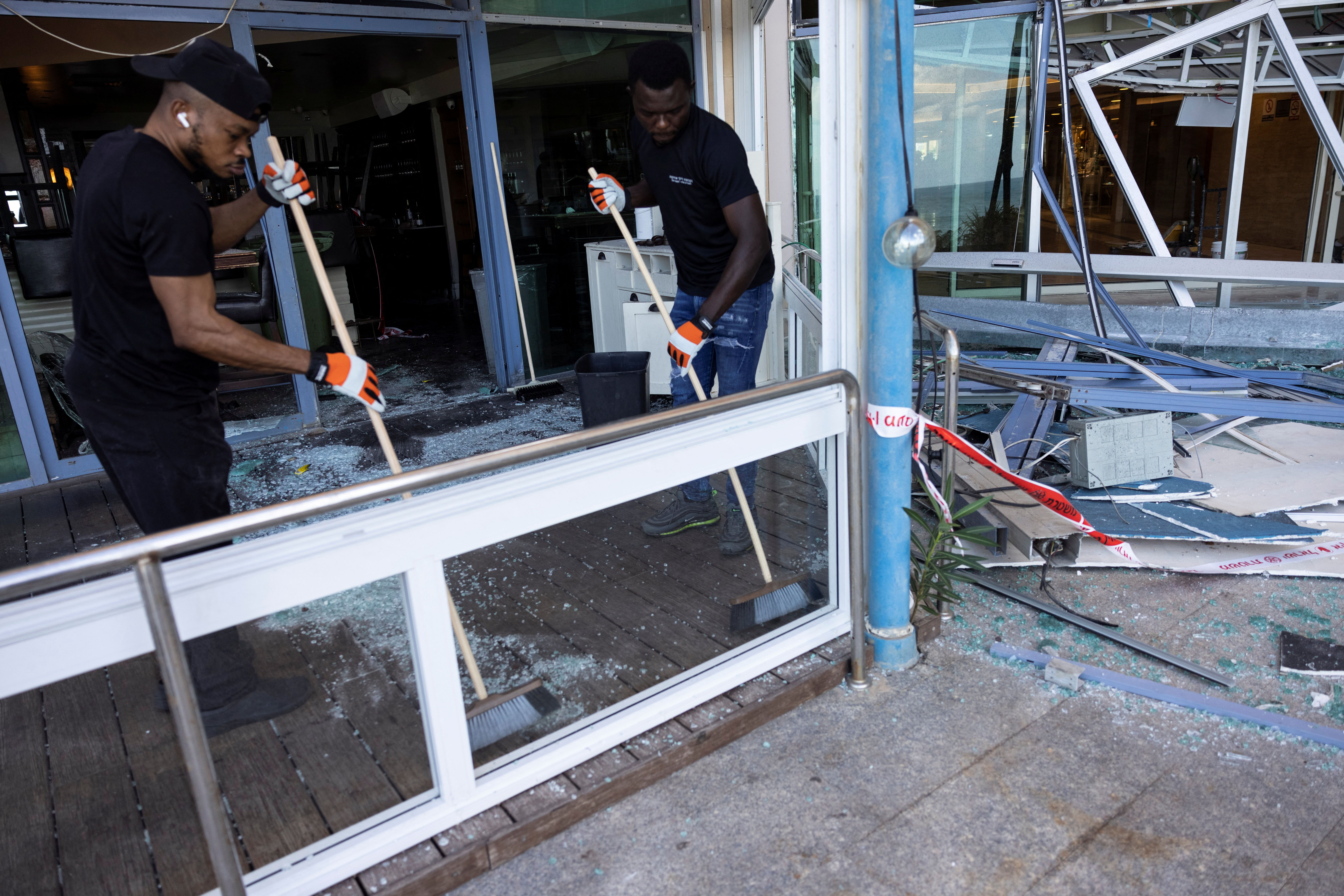 خسارات وارد شده به یک رستوران در پی حمله موشکی جمهوری اسلامی، تل‌آویو، ۱۱ مهر