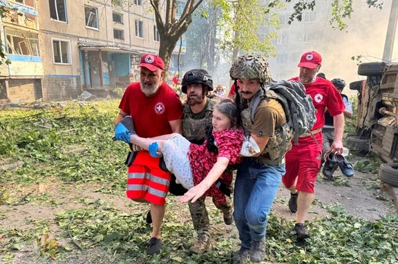 کمک نیروهای امدادی به یک زن در پی حمله روسیه به ساختمانی مسکونی در خارکیف، ۹ شهریور
