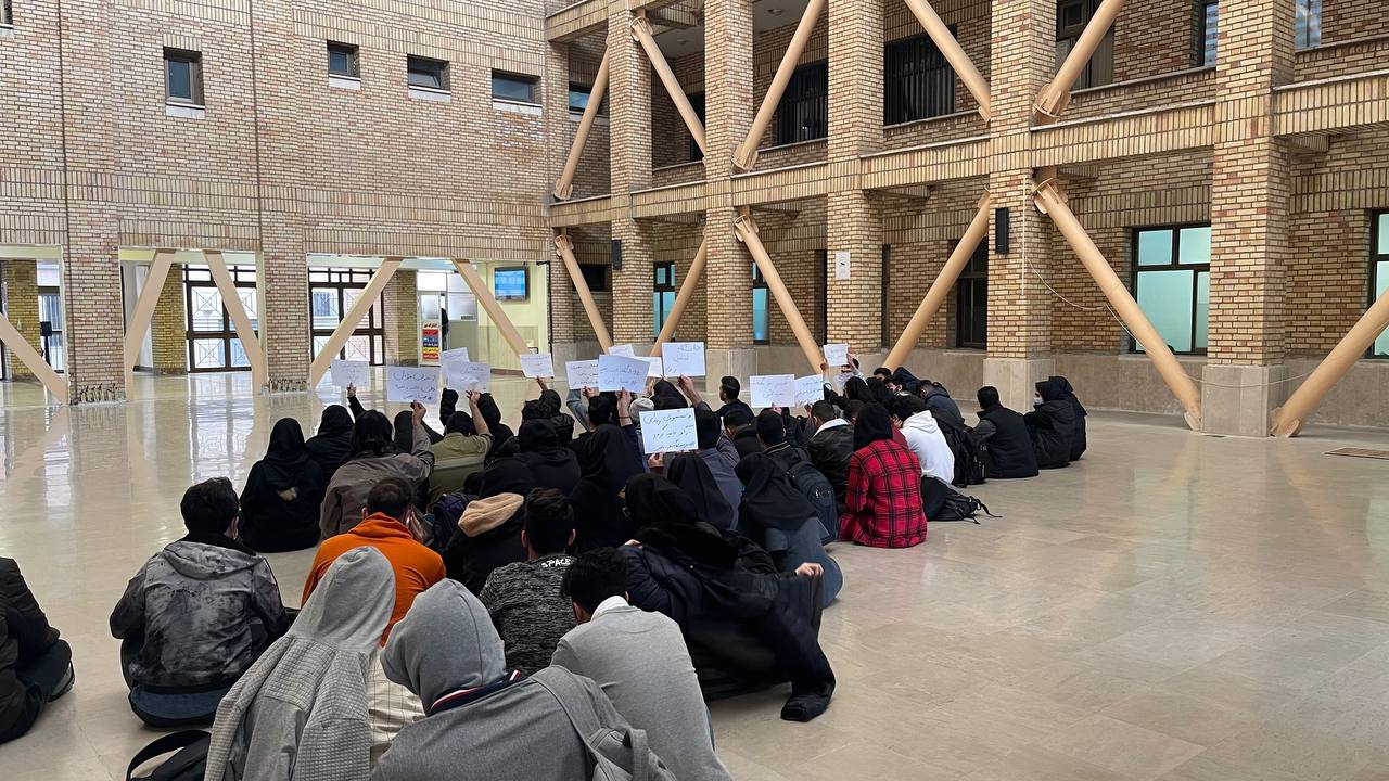 استمرار الاحتجاجات الطلابية في إيران على نطاق واسع اليوم الأحد