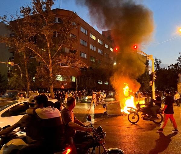 "الموت للديكتاتور خامنئي" و"لا نريد النظام قاتل الأطفال" شعارات المحتجين في أحياء طهران 