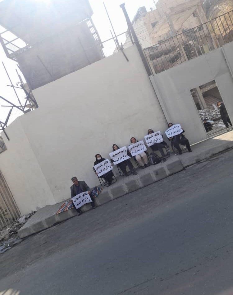 خانواده‌های طاهر نقوی و ودود اسدی، دو زندانی سیاسی، مقابل زندان اوین تجمع کردند