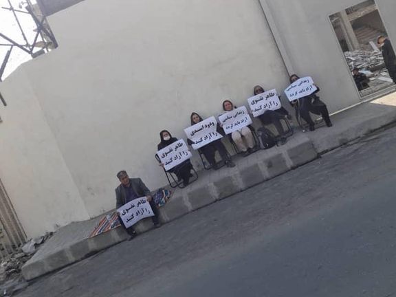 خانوادههای طاهر نقوی و ودود اسدی، دو زندانی سیاسی، مقابل زندان اوین تجمع کردند