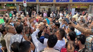 Ahmadinejad Campaigns in Tehran’s Bazaar