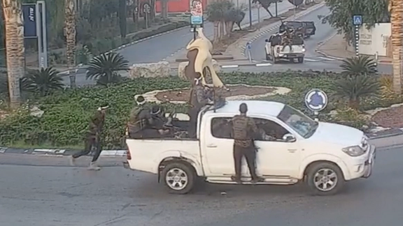 نتانیاهو در کنار وزیر دفاع، و رییس ستاد کل اسرائیل: مشت آهنینی هستیم برای یک هدف، حذف حماس