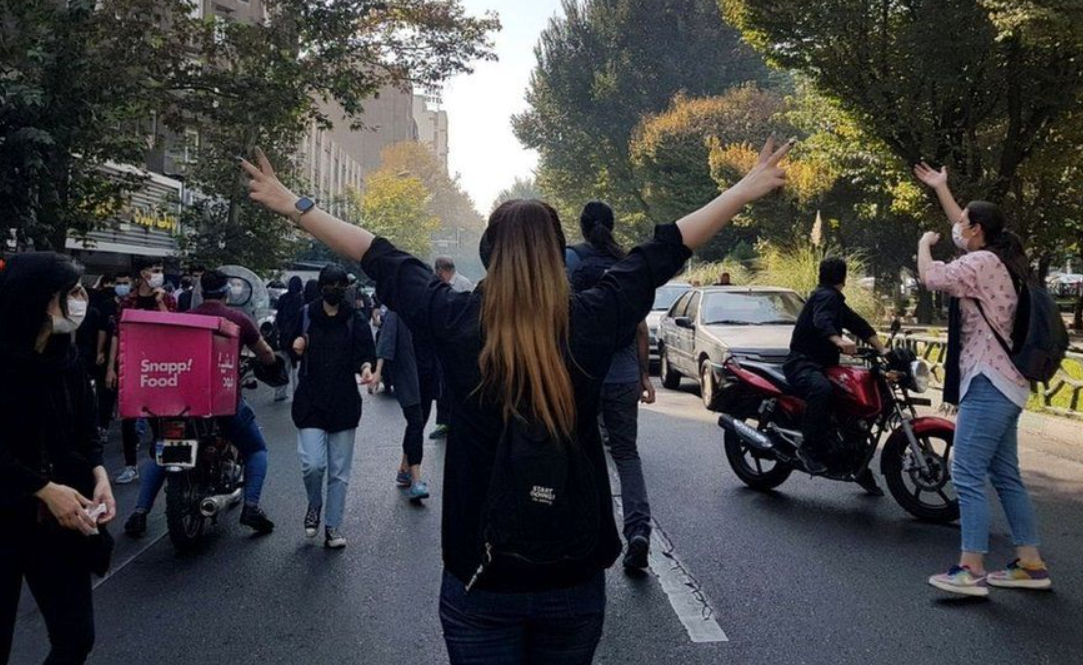 حدادعادل: به‌دلیل شرایط جنگی، فعلا نمی‌توانیم وارد مساله حجاب شویم