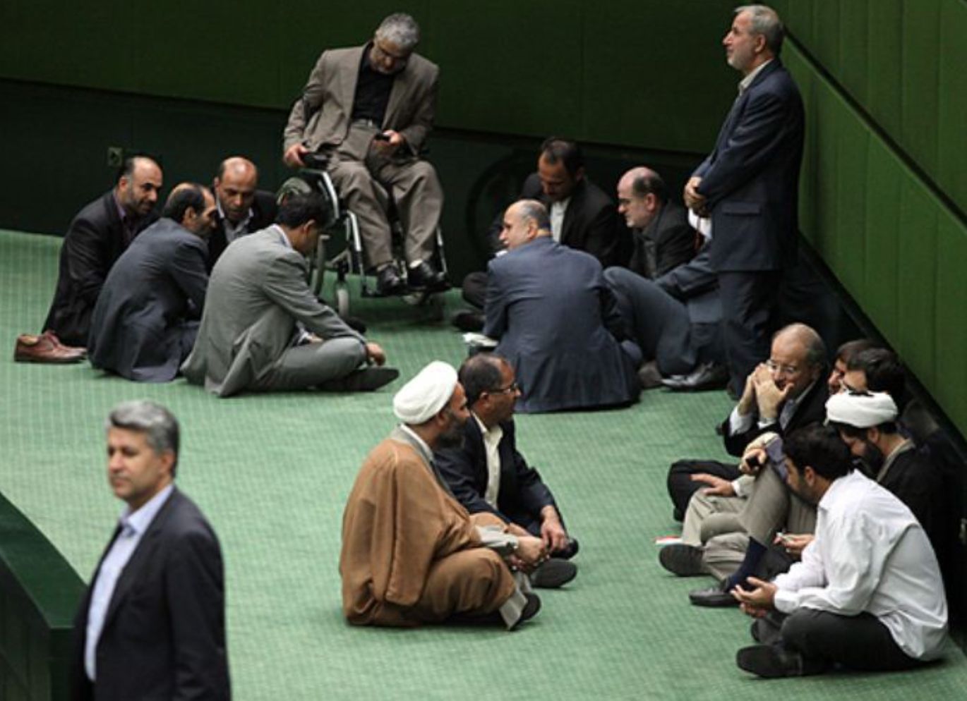 مع استمرار صمت المرشد.. وزير داخلية إيران في جلسة برلمانية مغلقة حول الاحتجاجات